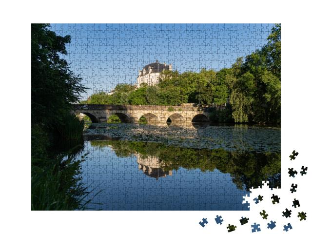 Puzzle de 1000 pièces « Château de Raoul avec reflet de fleurs et d'eau en juin, Châteauroux, France »
