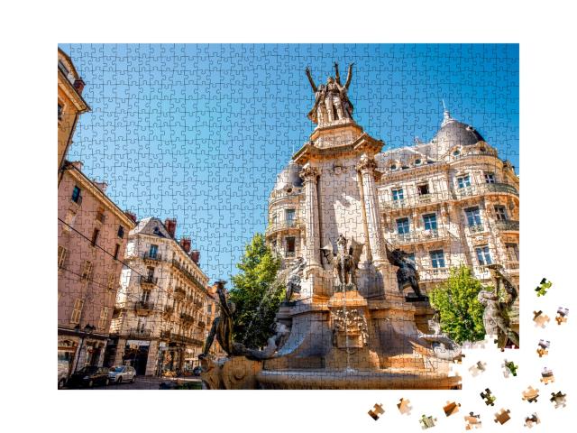 Puzzle de 1000 pièces « Vue de la rue avec la fontaine des Trois Ordres dans la vieille ville de Grenoble »
