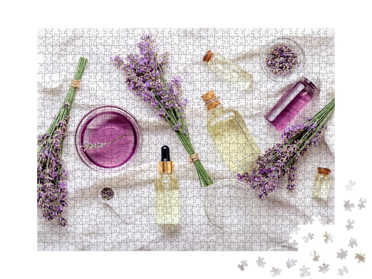 Puzzle de 1000 pièces « Sérum d'huile de lavande et fleurs de lavande sur tissu blanc, spa, beauté »