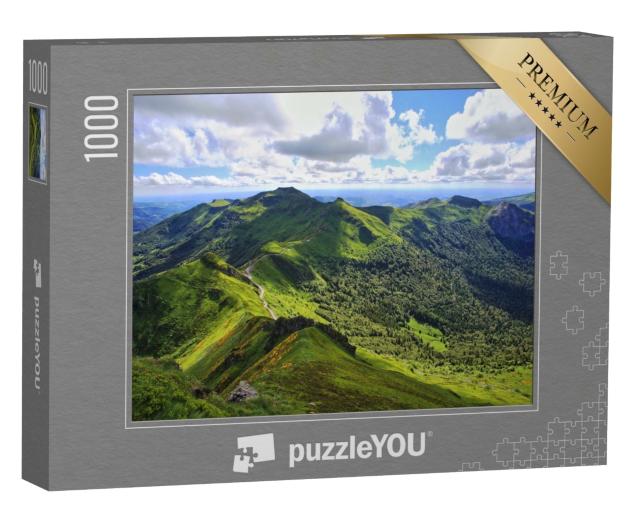 Puzzle de 1000 pièces « Paysage panoramique avec montagnes volcaniques (vue depuis le Puy de Sancy, Massif central, France) »