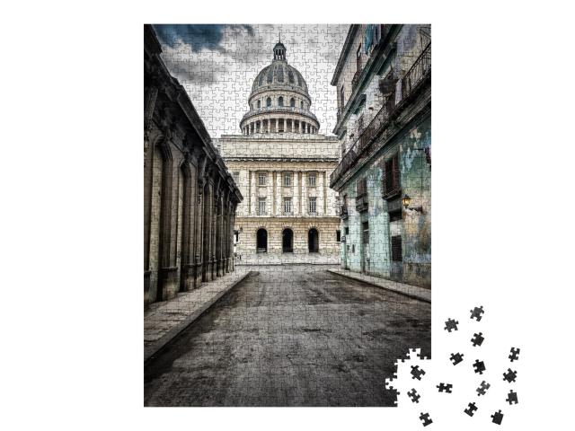 Puzzle de 1000 pièces « Rue aux maisons délabrées menant au Capitole, Vieille Havane »