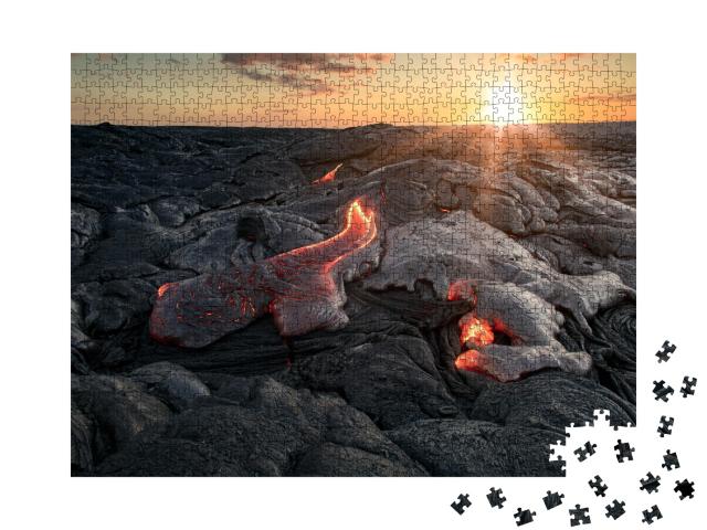 Puzzle de 1000 pièces « Champ de lave noire avec coulée de lave rouge au coucher du soleil »