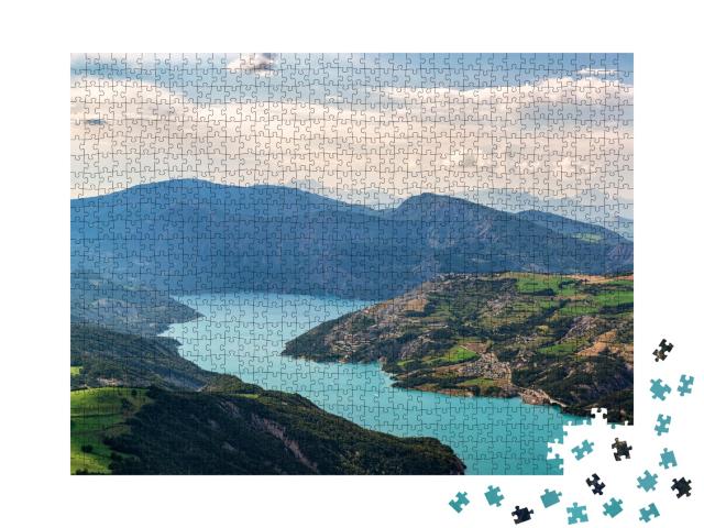 Puzzle de 1000 pièces « Vue sur le lac de Serre-Ponçon - magnifique pointe bleue entourée des Alpes françaises »
