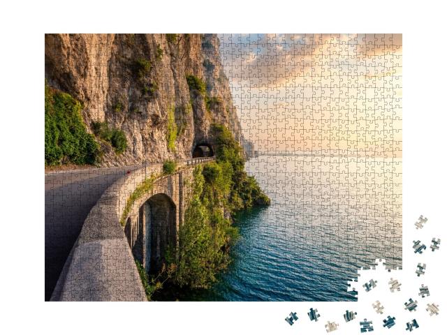 Puzzle de 1000 pièces « La route côtière du lac de Garde près de Limone del Garda, Italie »