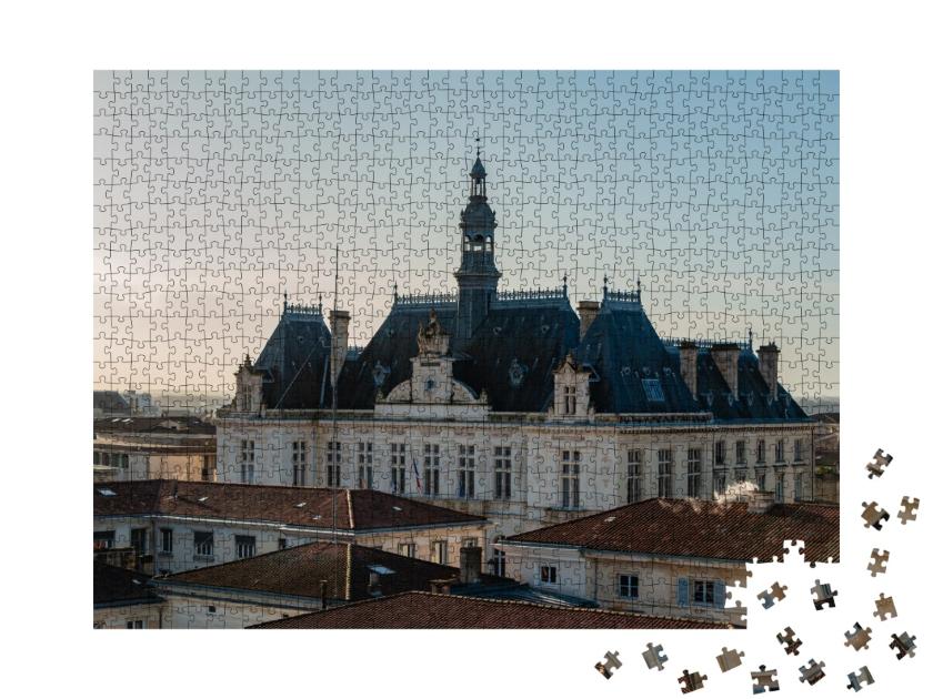 Puzzle de 1000 pièces « Une image de l'hôtel de ville de Niort vu depuis les toits. »