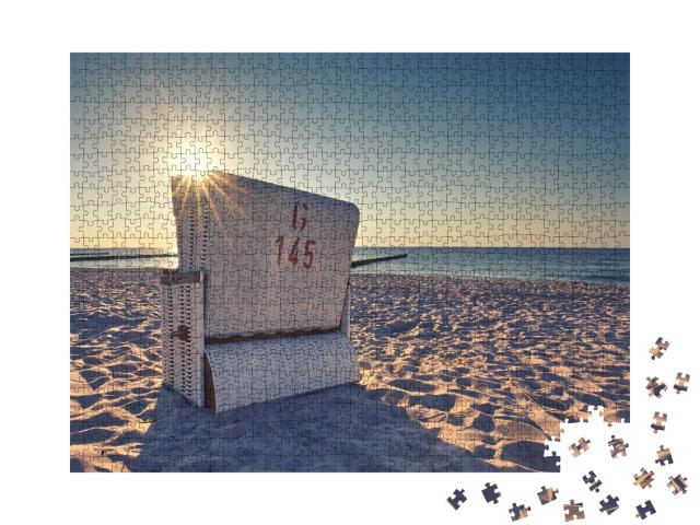 Puzzle de 1000 pièces « Coucher de soleil avec une chaise de plage blanche sur la mer Baltique »