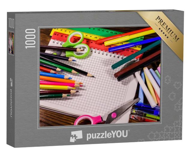 Puzzle de 1000 pièces « Des fournitures scolaires sur une table en bois sombre »