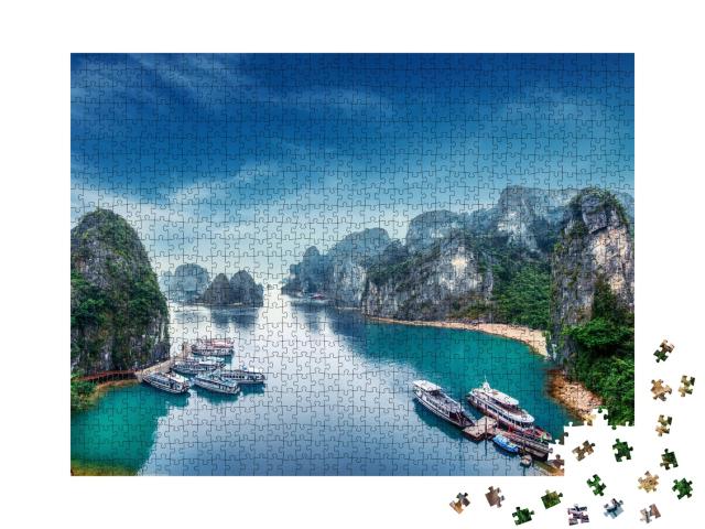 Puzzle de 1000 pièces « Des jonques touristiques flottent entre des rochers calcaires dans la baie d'Ha Long, au Vietnam »