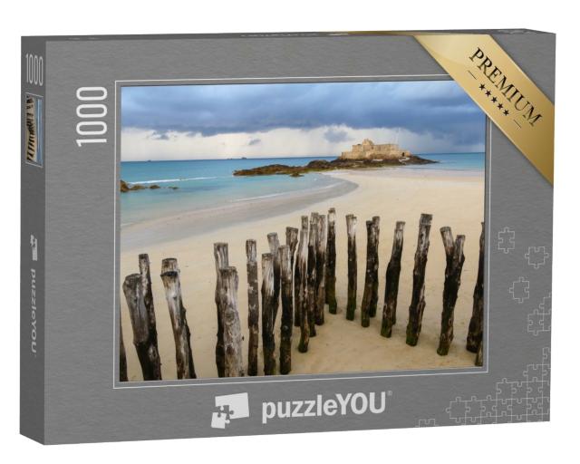 Puzzle de 1000 pièces « Fort National à Saint-Malo et troncs de brise-lames sur la plage d'Eventail à marée basse, Bretagne »