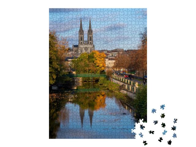 Puzzle de 1000 pièces « Vue de paysage d'une église à Niort, France. L'eau reflète la vue en double »