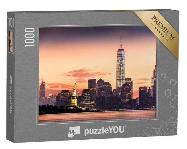Puzzle de 1000 pièces « Lower Manhattan avec la Statue de la Liberté illuminée au lever du soleil »