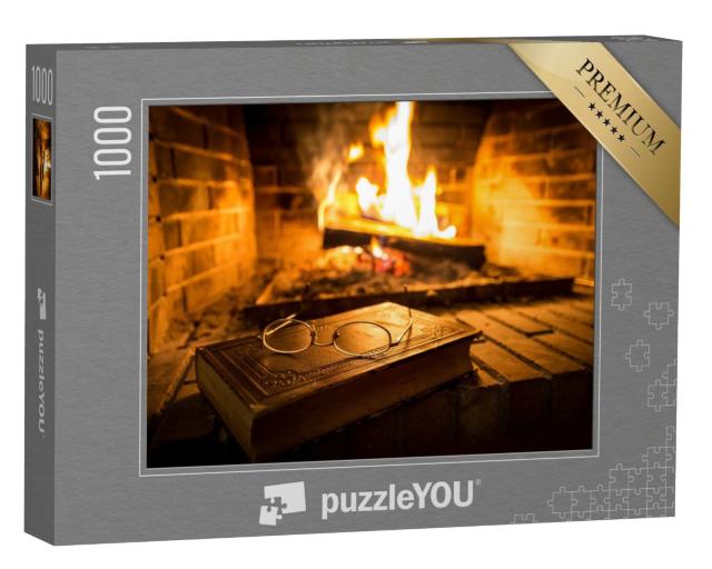 Puzzle de 1000 pièces « Vieux livre avec une paire de lunettes devant une cheminée, feu crépitant »