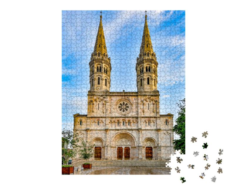 Puzzle de 1000 pièces « L'église carolingienne Eglise Saint-Pierre à Macon, France. »