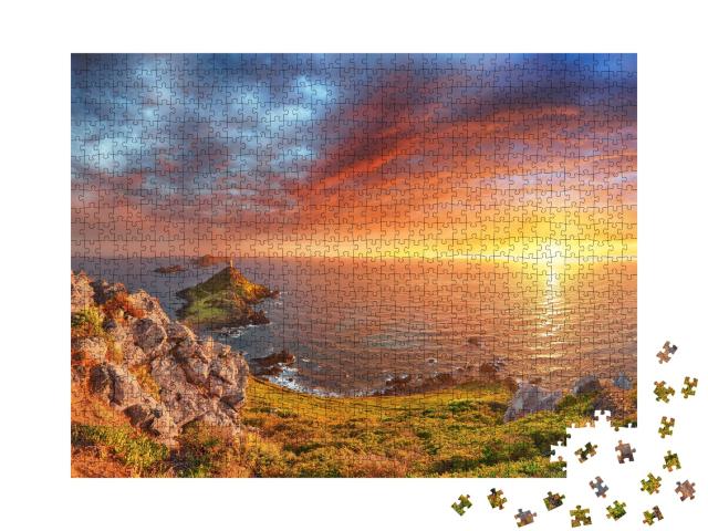 Puzzle de 1000 pièces « Coucher de soleil sur Torra di a Parata avec la tour génoise et l'archipel des îles Sanguinaires »