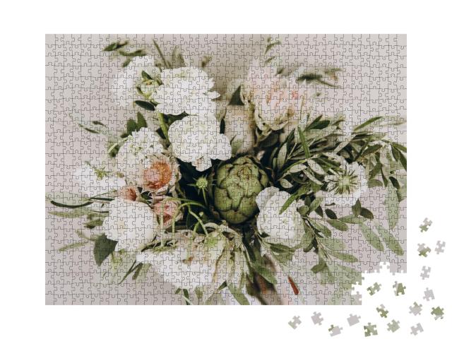Puzzle de 1000 pièces « Bouquet de mariage de fleurs et de verdure avec ruban blanc »