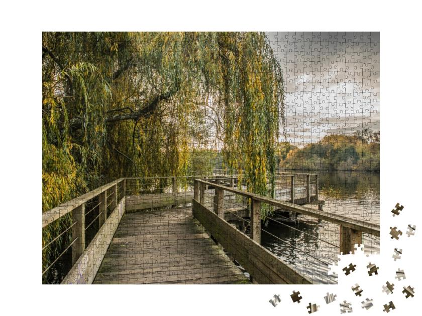Puzzle de 1000 pièces « Passerelle en bois sur la rivière Erdre en automne (Nantes, Loire Atlantique) »