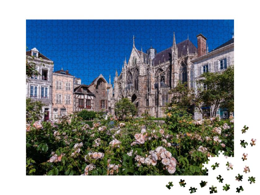 Puzzle de 1000 pièces « La basilique Saint Urbain est une église médiévale massive située dans la ville de Troyes, France. »