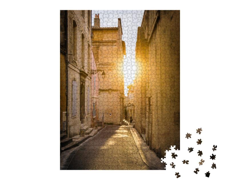 Puzzle de 1000 pièces « Une ruelle au coucher du soleil à Arles - France »