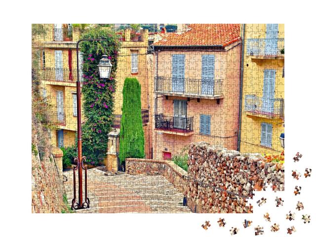 Puzzle de 1000 pièces « Rue avec immeubles et trottoir pavé à Cannes, France »