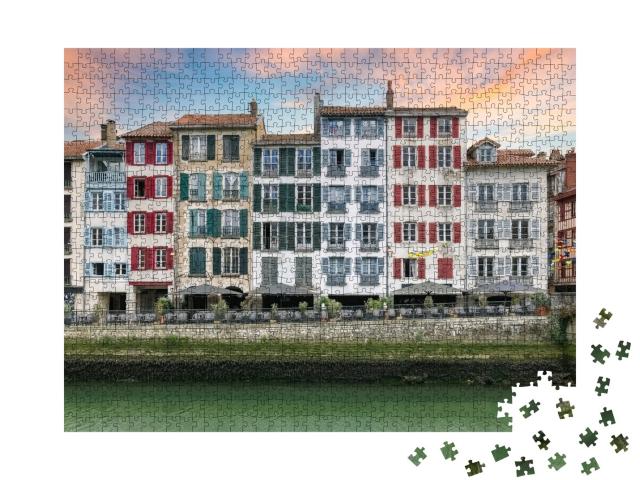 Puzzle de 1000 pièces « Bayonne au Pays basque, façades typiques au bord de la rivière Nive »