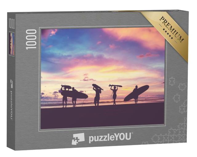 Puzzle de 1000 pièces « Surfeurs au coucher du soleil sur la plage »