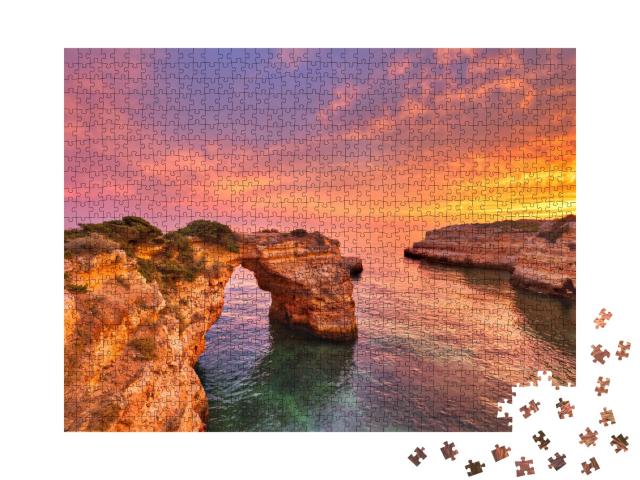 Puzzle de 1000 pièces « Praia de Albandeira - belle côte de l'Algarve au coucher du soleil, Portugal »