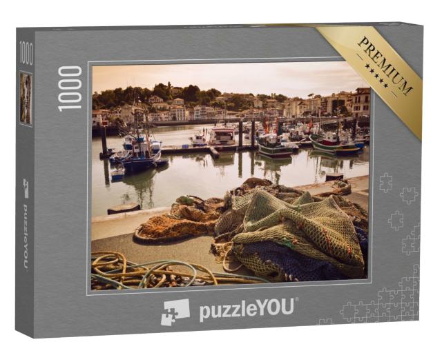 Puzzle de 1000 pièces « Bateaux de pêche et filets dans le port de Saint Jean de Luz dans le Pays Basque, France »