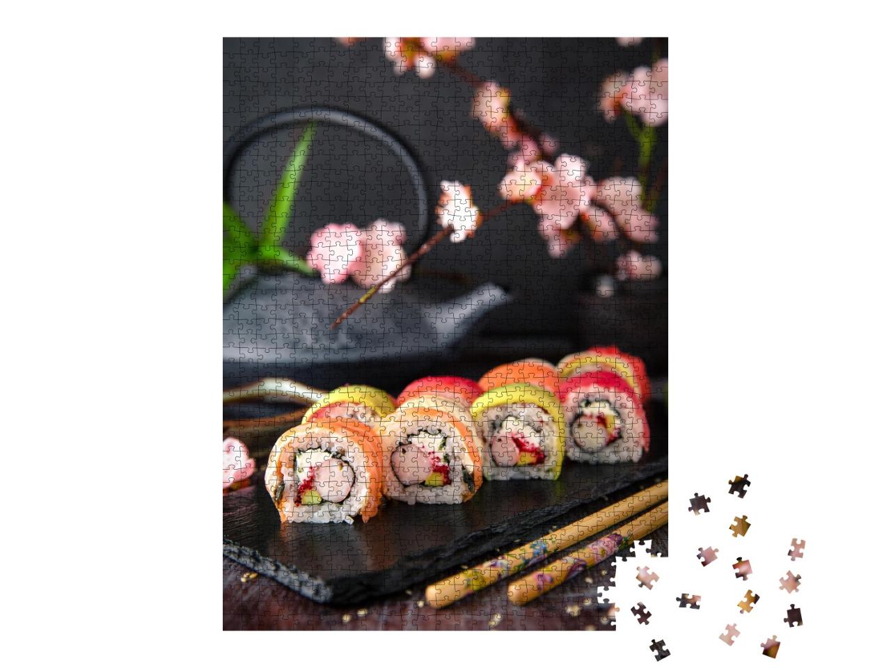 Puzzle de 1000 pièces « Rouleau de sushi arc-en-ciel au saumon, thon, avocat, crevette géante et fromage frais »