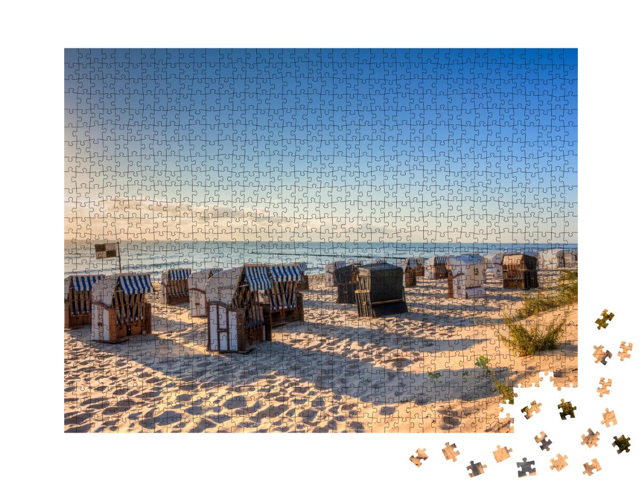 Puzzle de 1000 pièces « Plage avec de nombreuses chaises de plage après le lever du soleil »