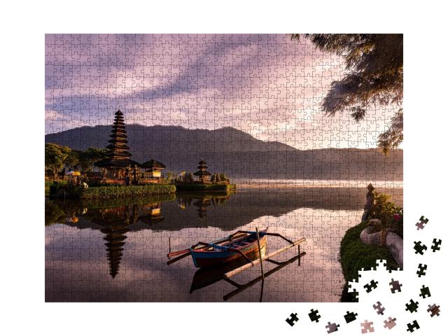 Puzzle de 1000 pièces « Magnifique lever de soleil sur le lac Bratan avec le temple UlunDanu, Bali, Indonésie »
