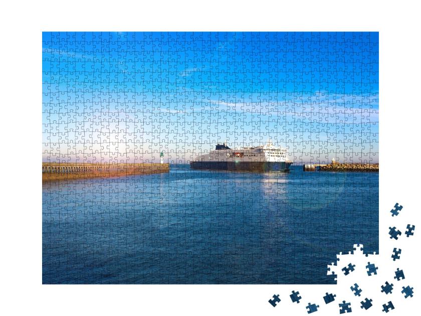 Puzzle de 1000 pièces « Phare, jetée et ferry sur la plage de Calais, France »