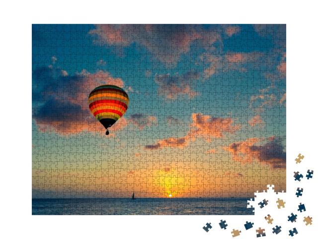 Puzzle de 1000 pièces « Montgolfière au-dessus de la mer au coucher du soleil »