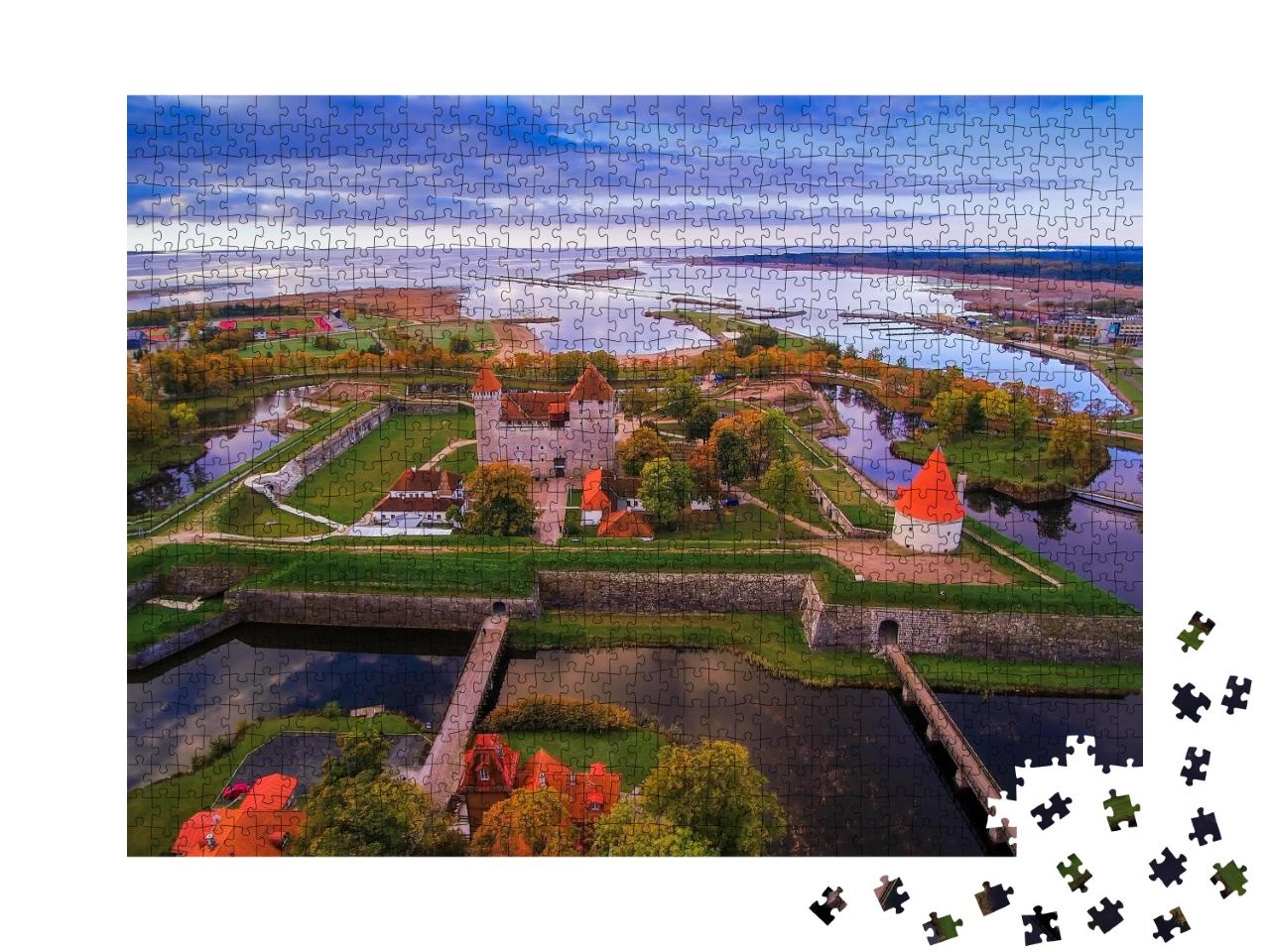 Puzzle de 1000 pièces « Vue aérienne de la ville de Saaremaa avec le château au centre »