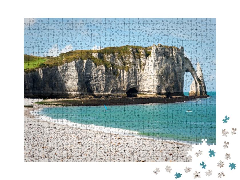 Puzzle de 1000 pièces « Plage avec falaise de Falaise d'Aval. Normandie, Côte d'Albatre, France. »