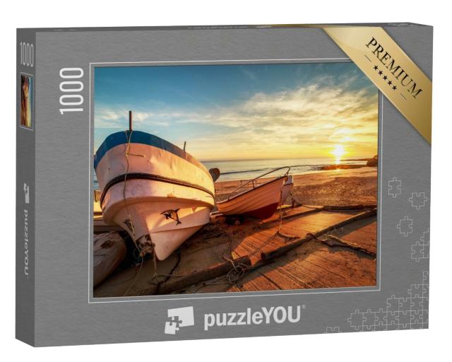 Puzzle de 1000 pièces « Bateaux de pêche en bois dans un petit port sur la plage au coucher du soleil »