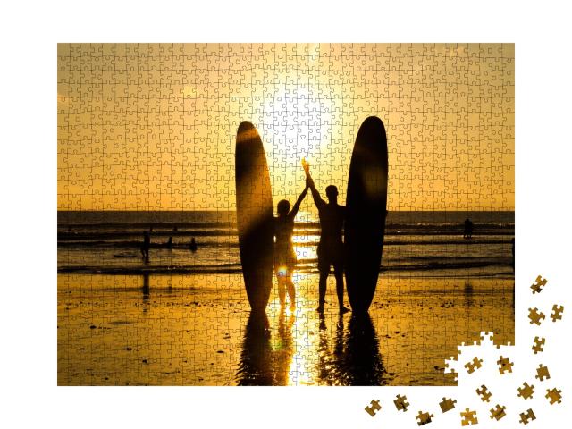 Puzzle de 1000 pièces « Couple de surfeurs au coucher du soleil sur la plage »
