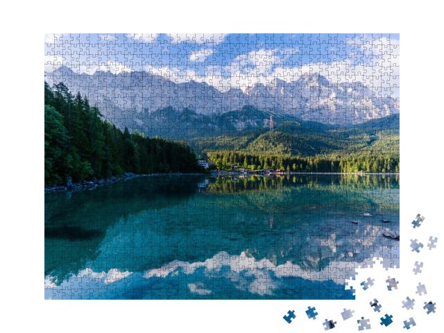 Puzzle de 1000 pièces « Beau lever de soleil estival et nuageux sur l'Eibsee dans les Alpes allemandes »