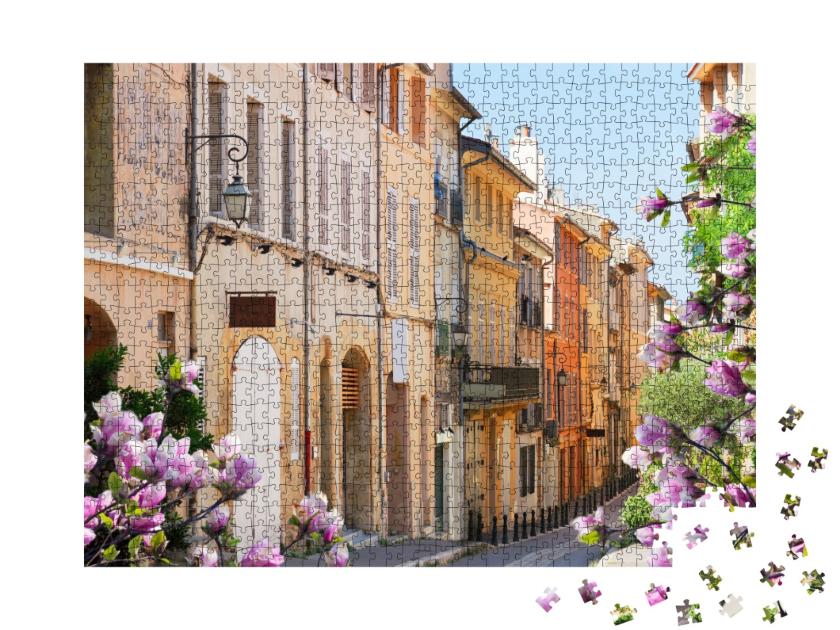 Puzzle de 1000 pièces « Rue de la vieille ville d'Aix-en-Provence au printemps, France »