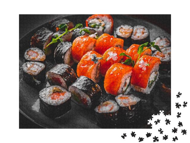 Puzzle de 1000 pièces « Set de rouleaux de sushi au saumon, avocat, fromage frais, concombre, riz, thon »