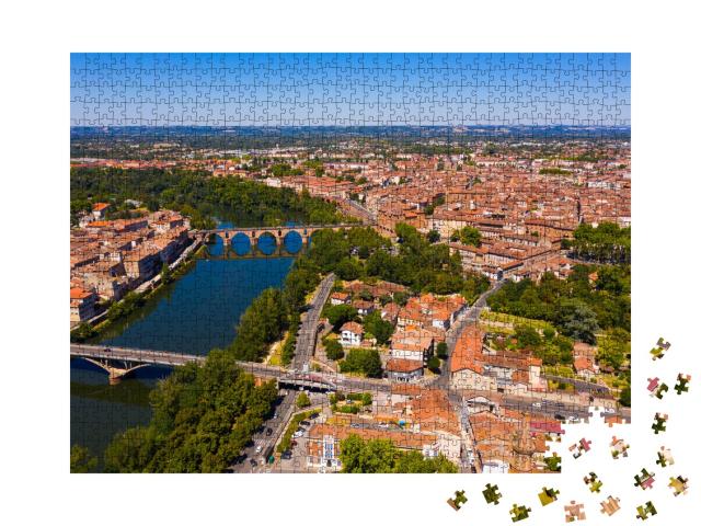 Puzzle de 1000 pièces « Vue de la ville de Montauban avec le vieux pont voûté sur la rivière Tarn »