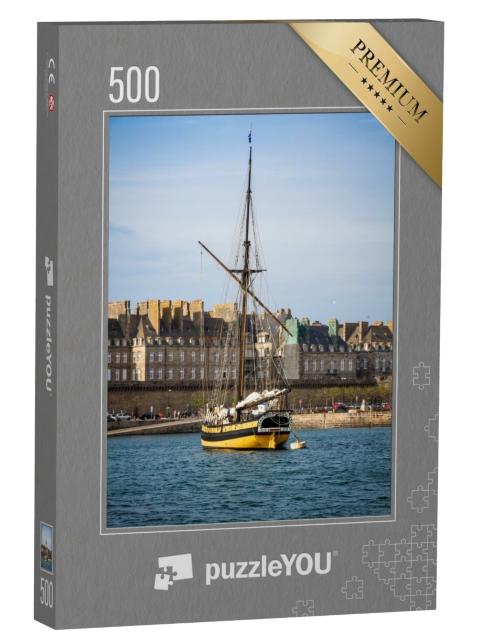 Puzzle de 500 pièces « Vieux bateau corsaire dans le port de Saint-Malo au coucher du soleil, Bretagne, France »