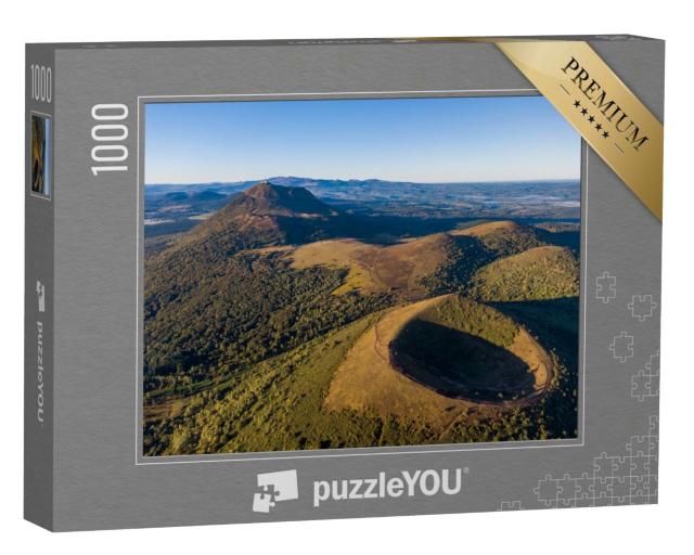 Puzzle de 1000 pièces « Panorama aérien des volcans Puy Pariou et Puy de Dome, Auvergne-Rhône-Alpes, France »